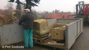 Kamenný kříž pod farou v Bělotíně do roku 2014
