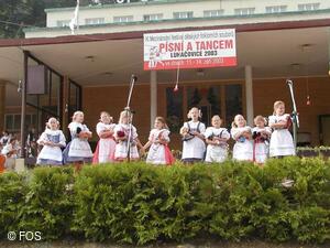 Mezinárodní folklorní festival Písní a tancem