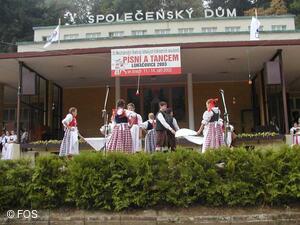 Mezinárodní folklorní festival Písní a tancem