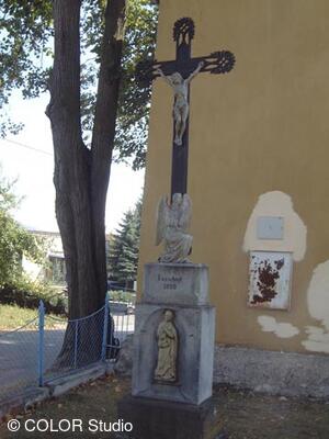 Kamenný kříž u kaple sv.Antonína