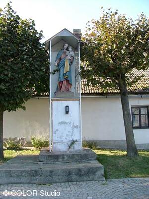 Socha Panny Mariena hrázi rybníka