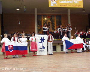 Mezinárodní folklorní festival Písní a tancem