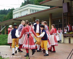 Mezinárodní folklorní festival Písní a tancem