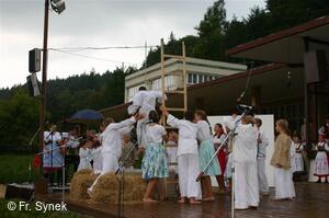 Mezinárodní folklorní festival Písní a tancem