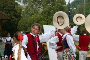 Mezinárodní folklorní festival Písní a tancem