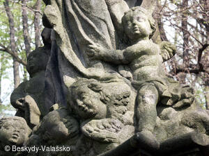 Detail sochy u vstupu do obory