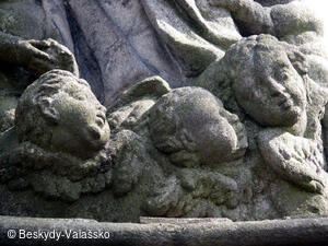 Detail sochy u vstupu do obory 2