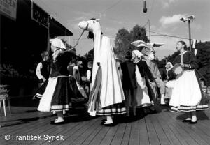 Mezinárodní folklorní festival Písní a tancem