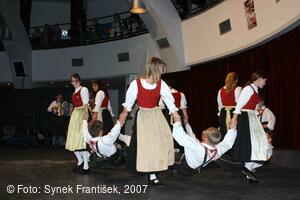 Mezinárodní folklorní festival Písní a tancem