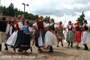 Mezinárodní folklorní festival Písní a tancem