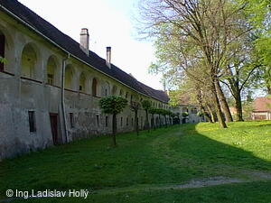 Tovačov, Zámek - hospodářské budovy
