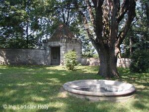 Tovačov, Zámek - hradby