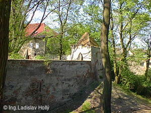 Tovačov, Zámek - hradby