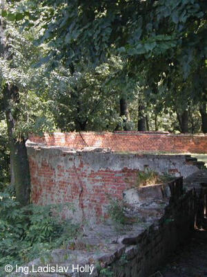 Tovačov, Zámek - hradby