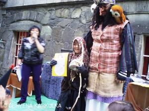 Slet čarodějnic u Perníkové chaloupky 2009 - Malá čarodějnice přebírá ocenění