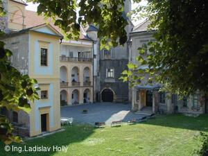 Tovačov, Zámek - vnitřní nádvoří