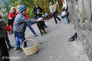 Perníkiáda 2009 - házení oříšků do Popelčiných střevíčků