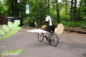 Setkání Jeníčků a Mařenek 2010 - Jan Kašpar na kole Jana Tleskače :-)