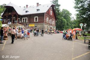 Setkání Jeníčků a Mařenek 2010 - Jan Kašpar na kole Jana Tleskače :-)