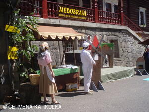 Medobraní s dětským dnem u Perníkové chaloupky 2011