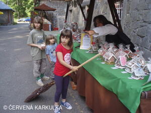 Medobraní s dětským dnem u Perníkové chaloupky 2011